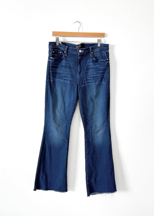 MOTHER The Weekender Fray Denim Flare Mid-Rise Jeans in Tongue and Chic (33)
