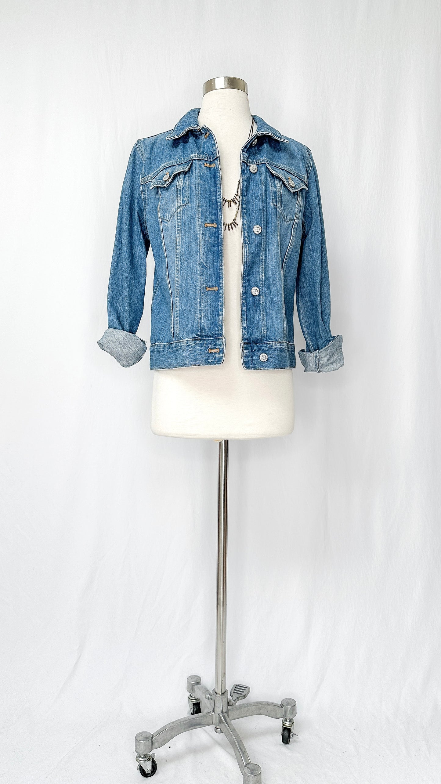 Gap Classic Denim Jacket in Medium Wash (M)