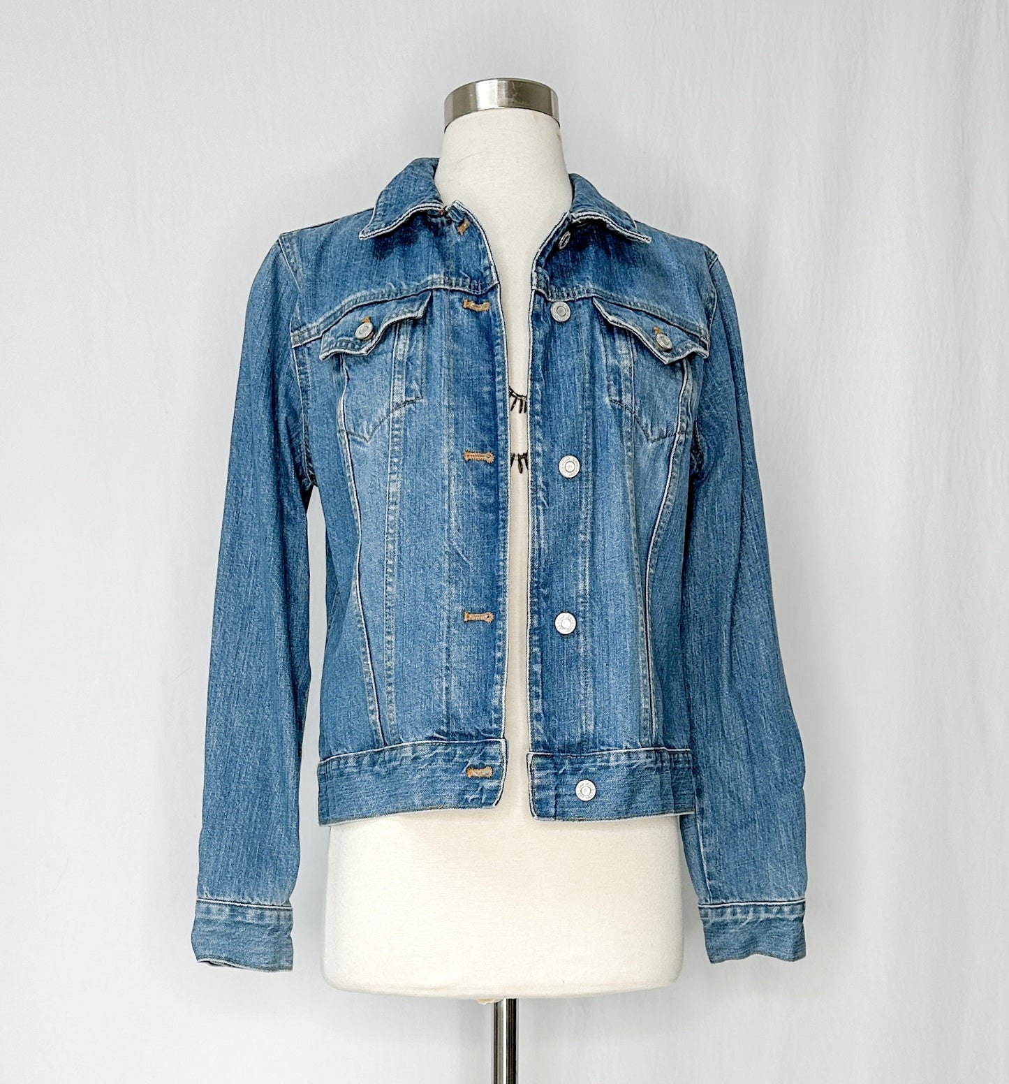 Gap Classic Denim Jacket in Medium Wash (M)