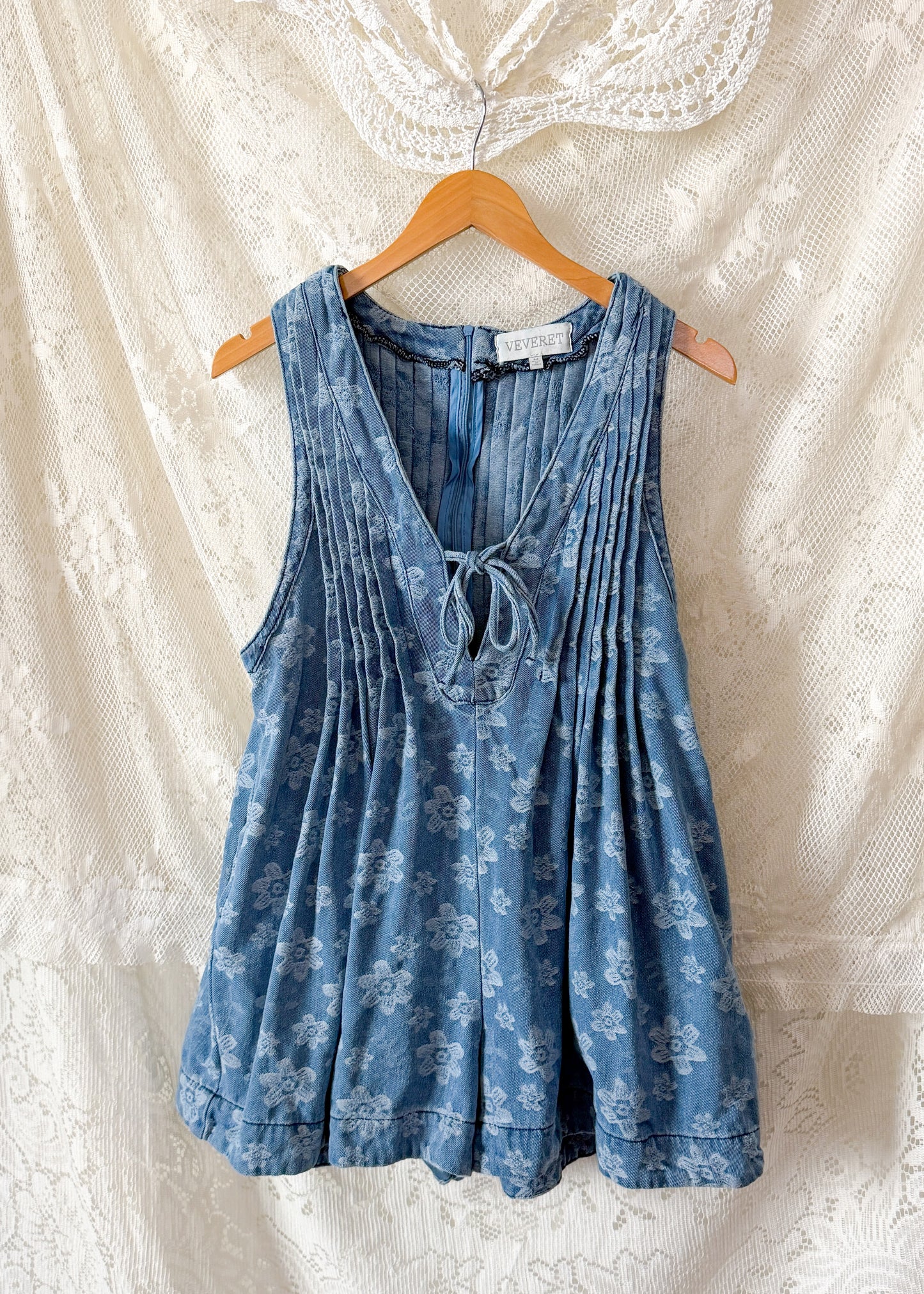 Veveret Floral Front Tie Denim Romper in Blue Floral (M)