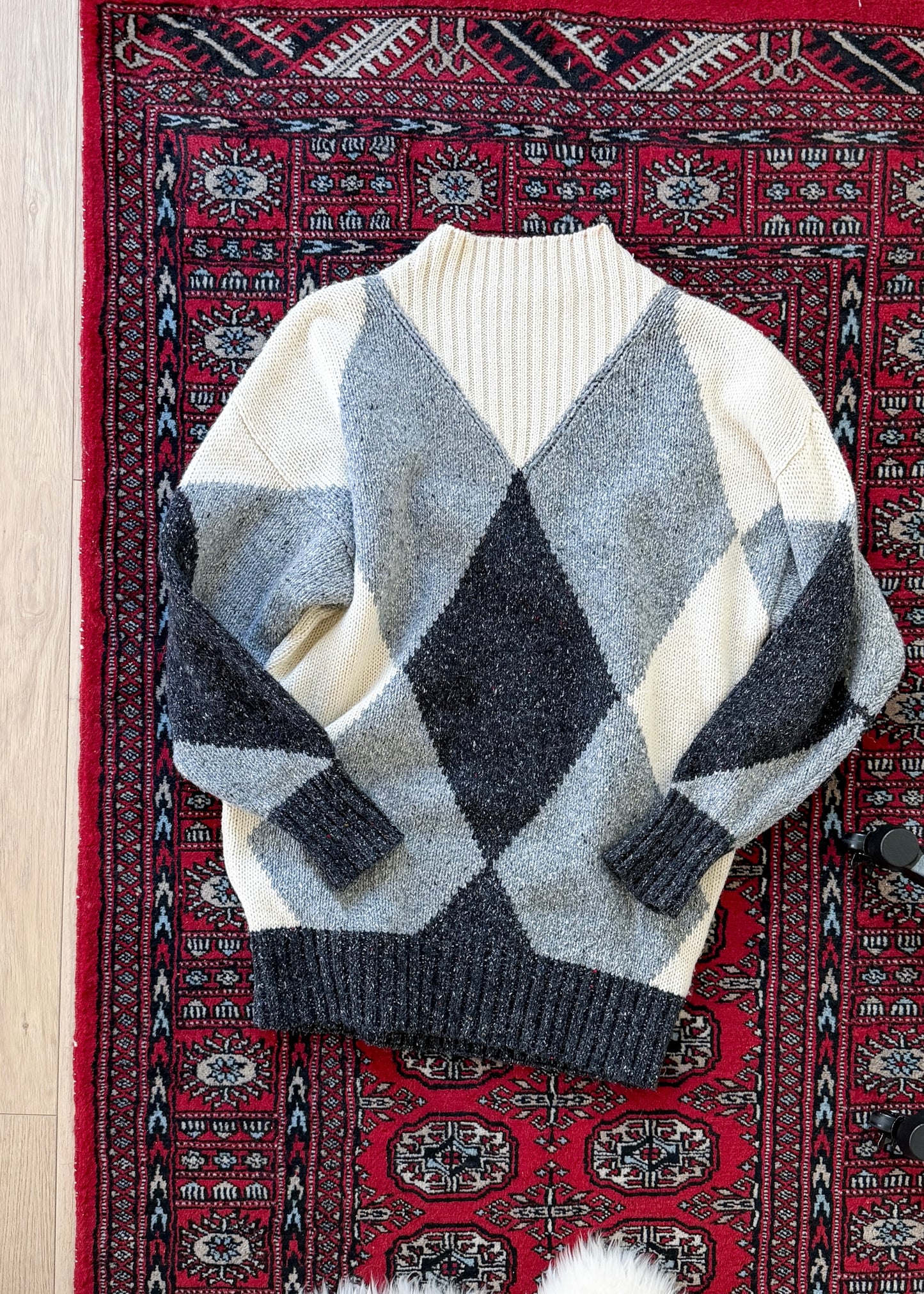 Vintage 90s Liz Sport White & Gray Argyle Cozy Knit Sweater (M)