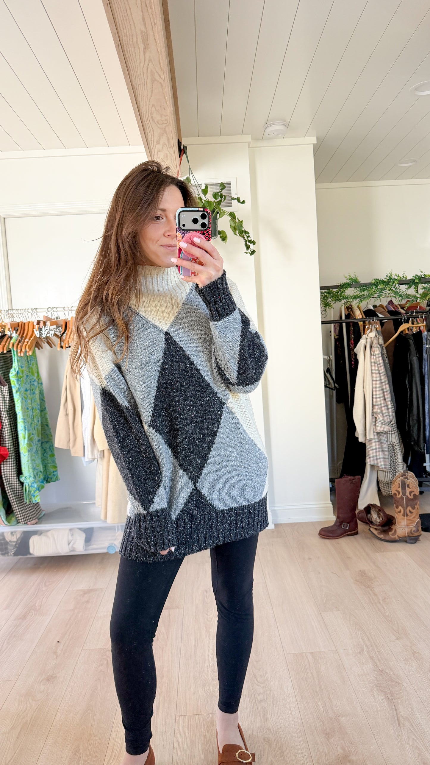 Vintage 90s Liz Sport White & Gray Argyle Cozy Knit Sweater (M)