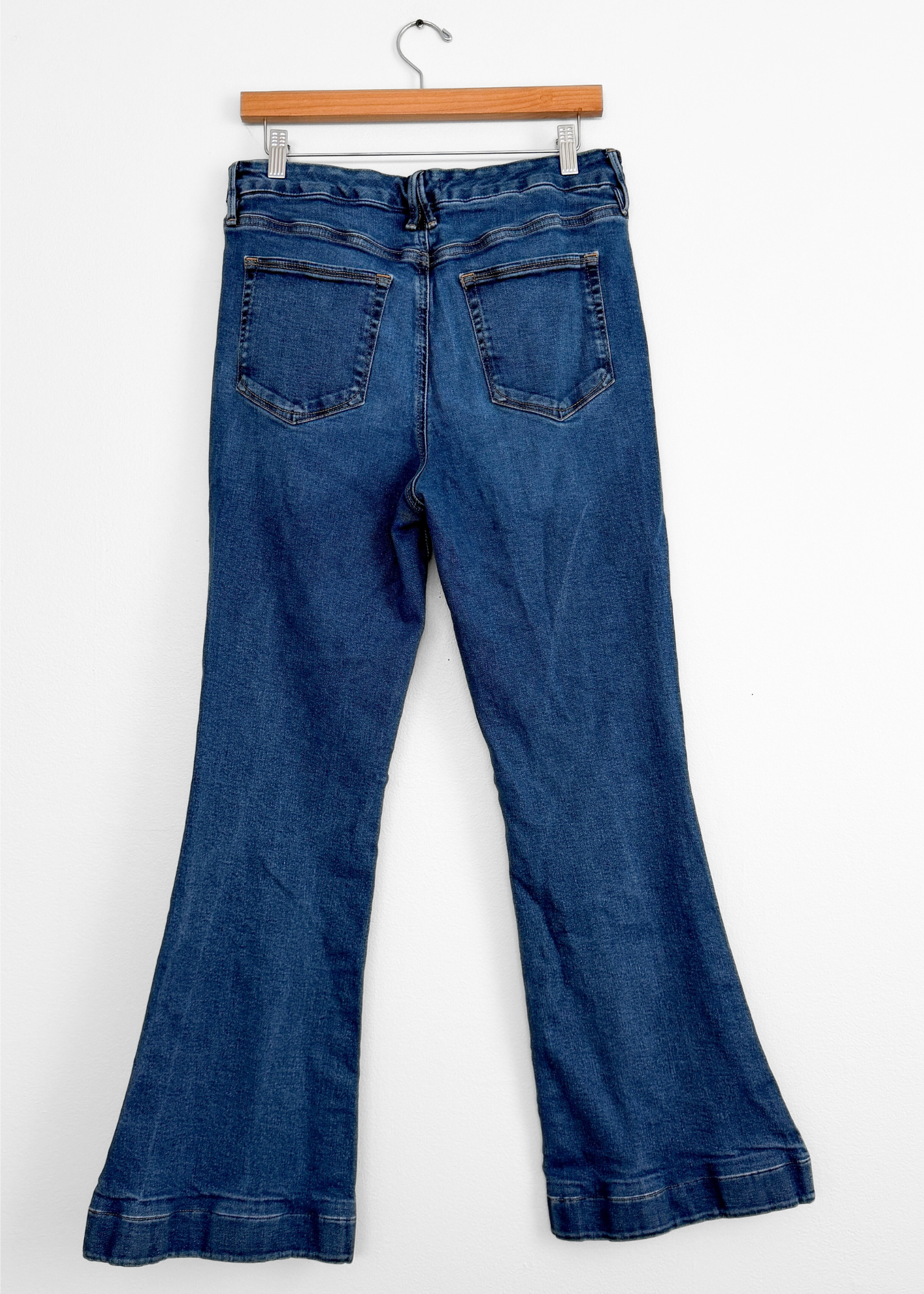 Good American Good Legs Flare Jeans in BBLUE305 Medium Wash (14 or 32)