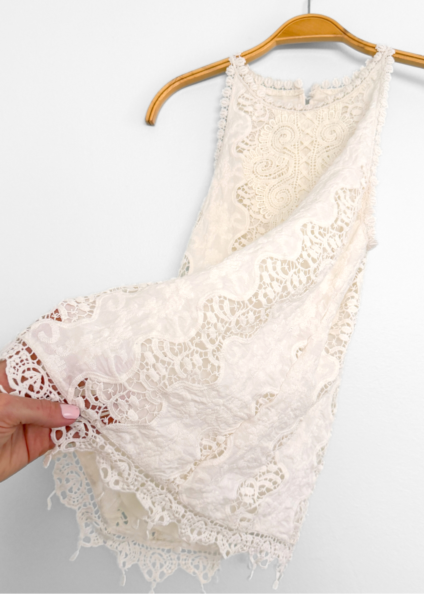 Alice + Olivia Cream Crochet Lace Sleeveless Top (4)