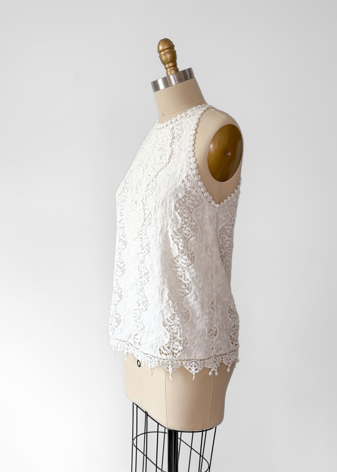 Alice + Olivia Cream Crochet Lace Sleeveless Top (4)