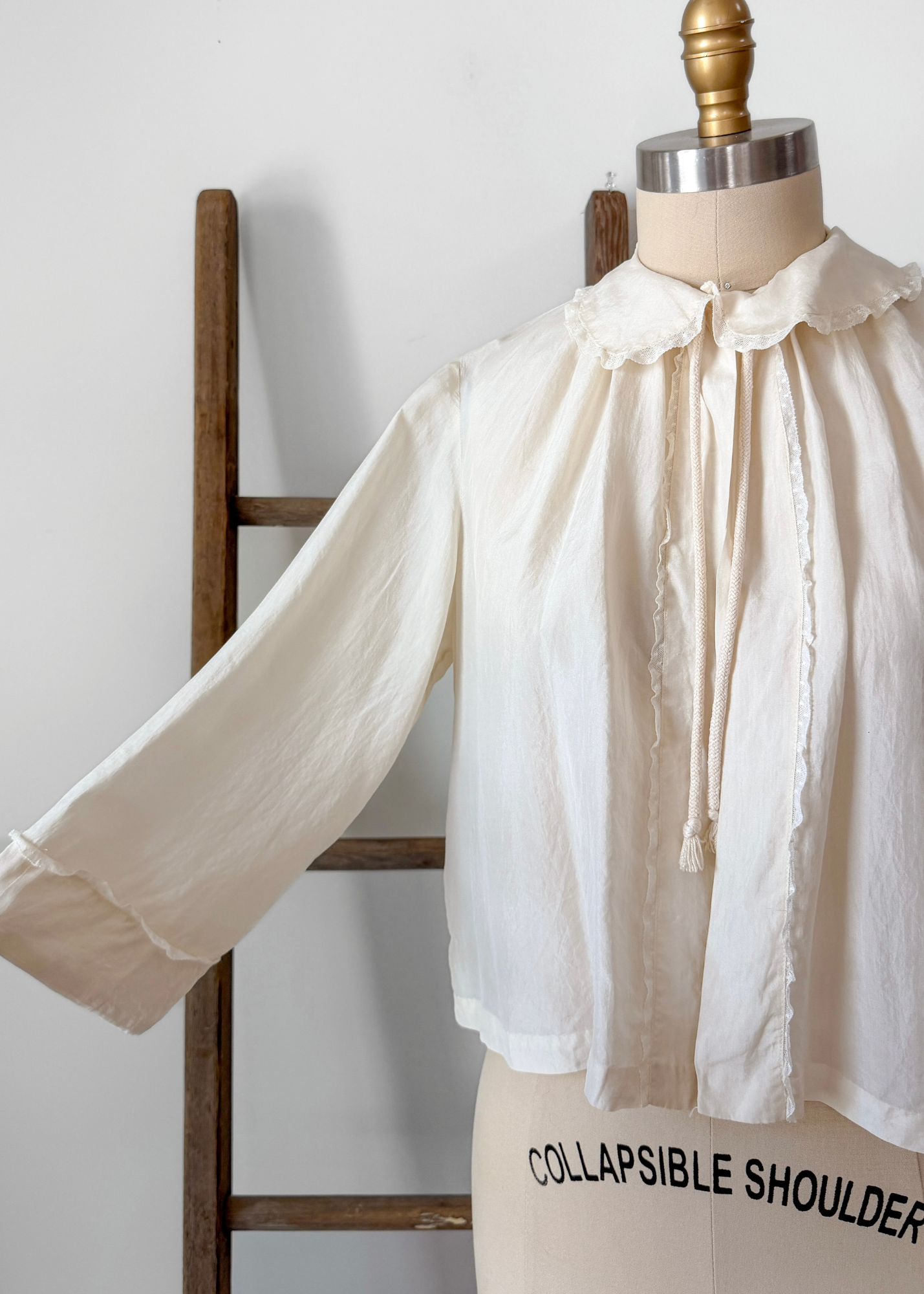 Antique 1920s/30s Cream Silk Night or Bed Jacket (M)