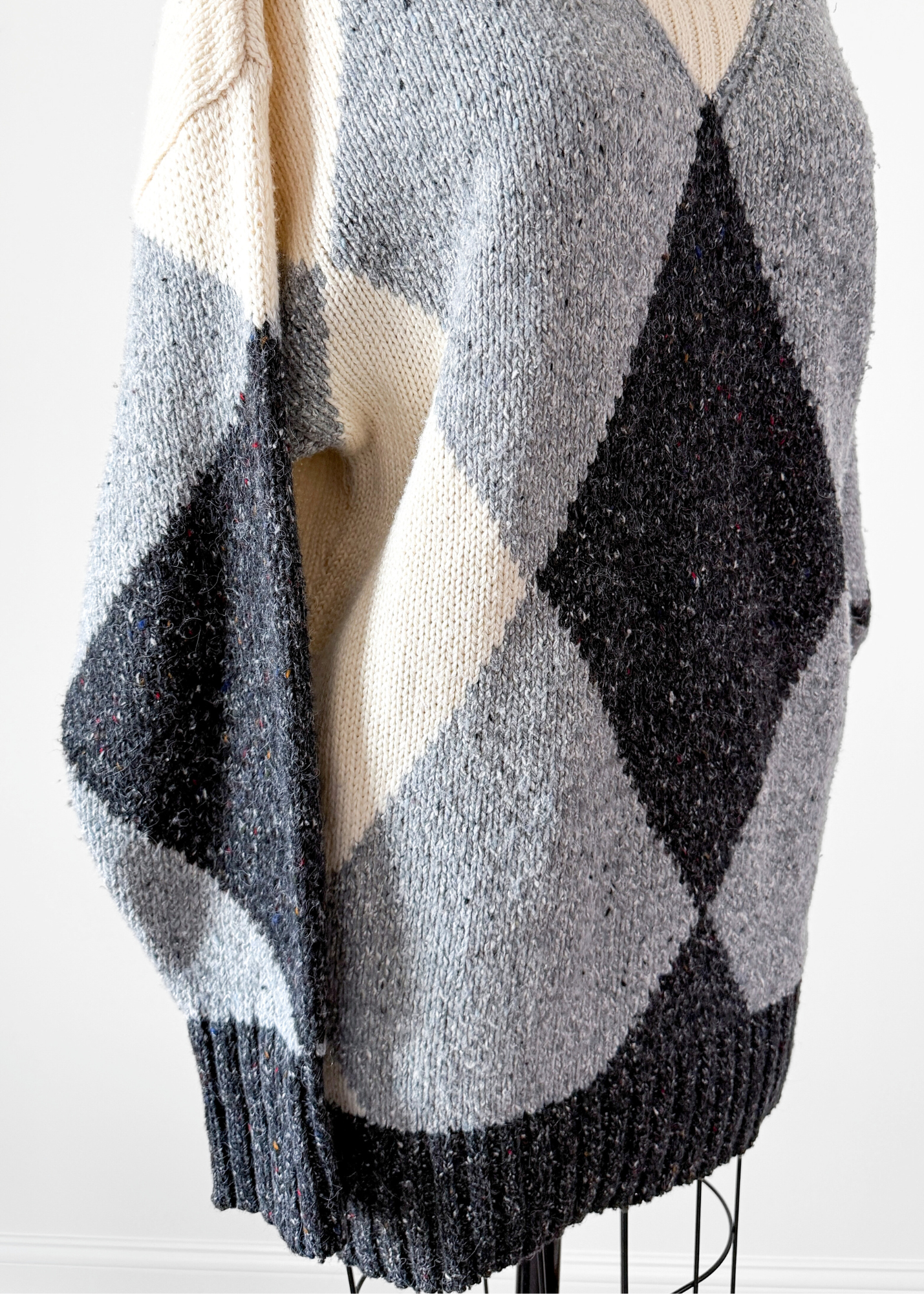 Vintage 90s Liz Sport White & Gray Argyle Cozy Knit Sweater (M)