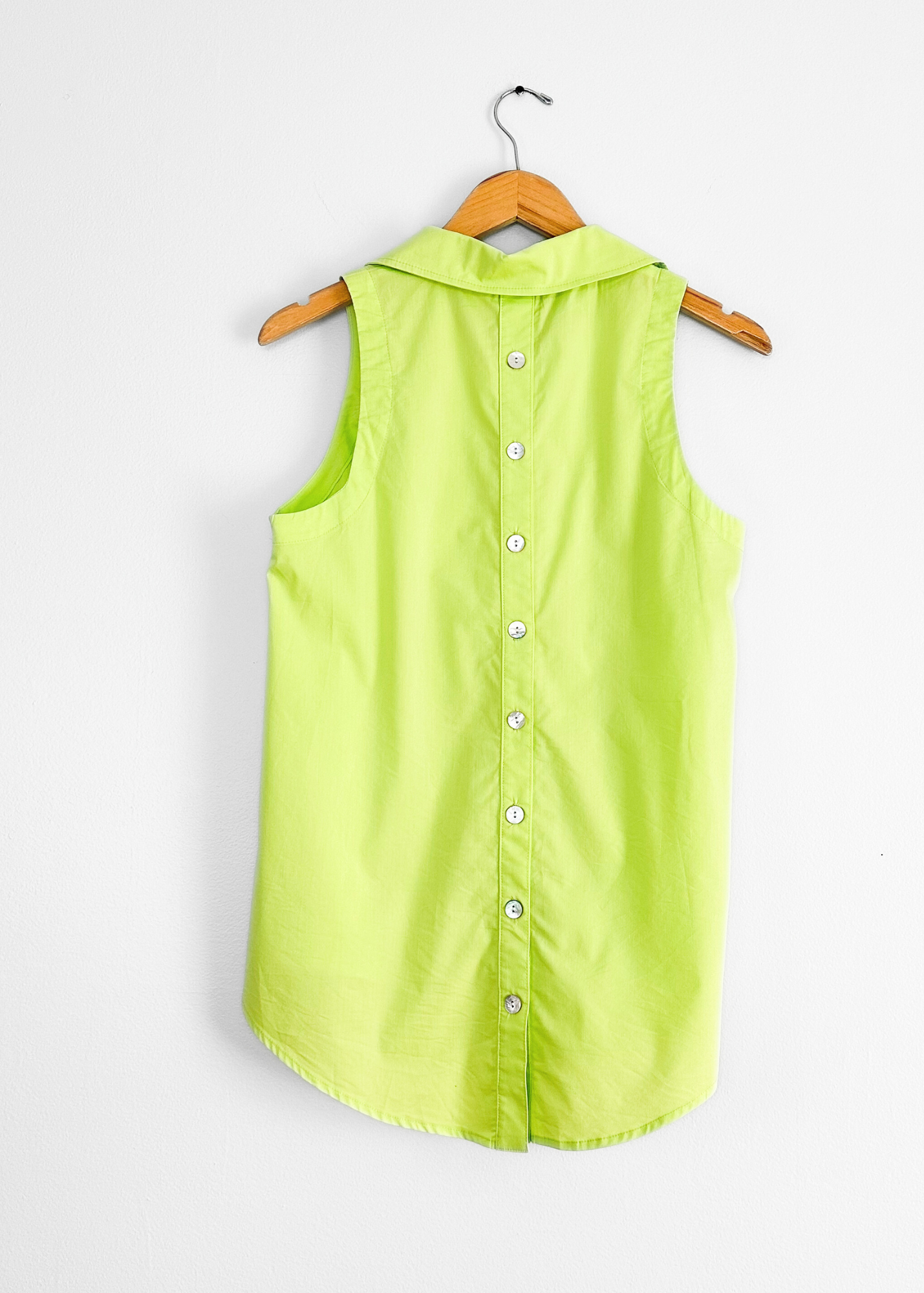 Finley Sleeveless Button Down Top in Limeade Bright Green (M)