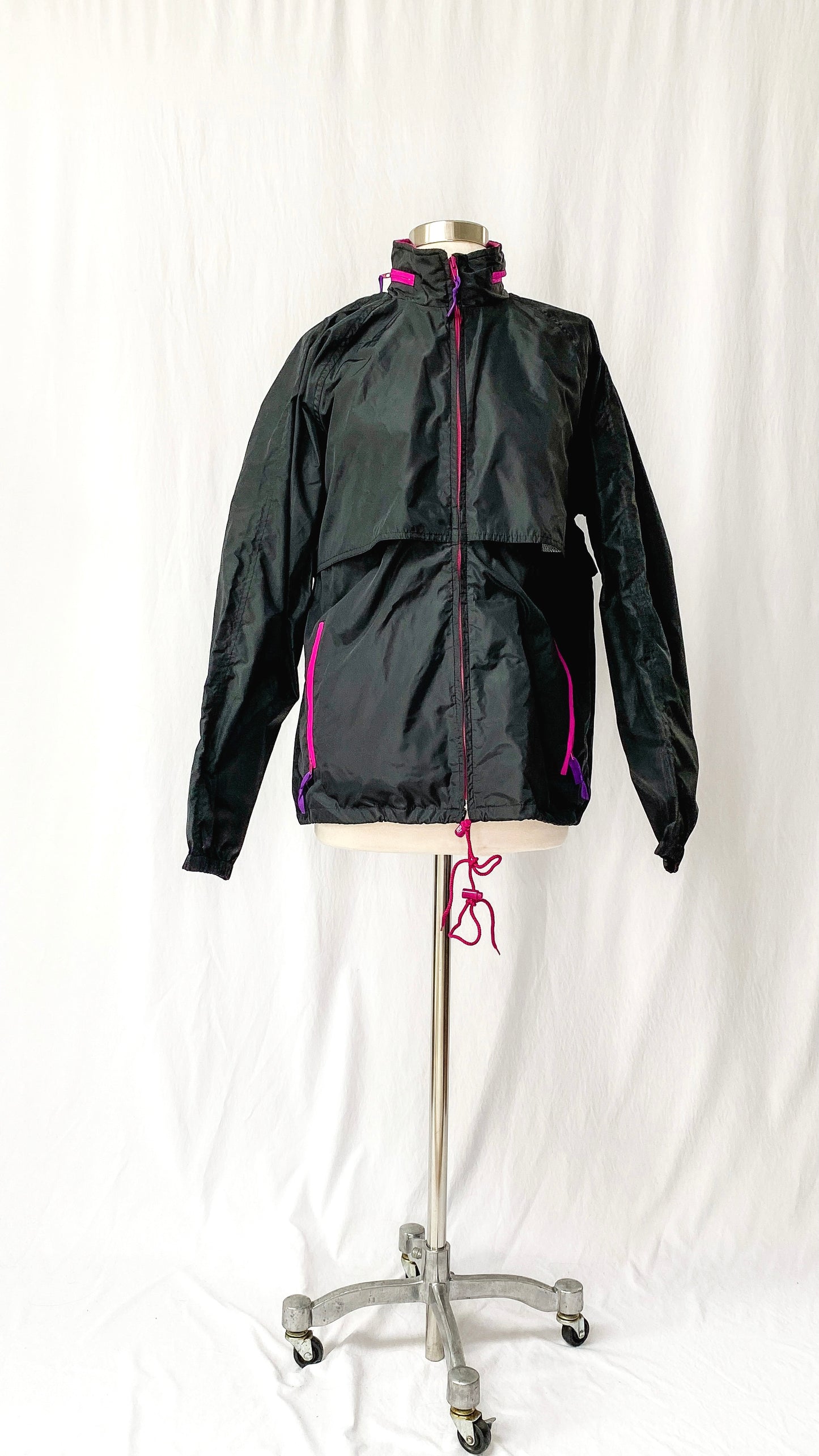 Vintage 80’s 90’s Woolrich Hooded Windbreaker (M/L)